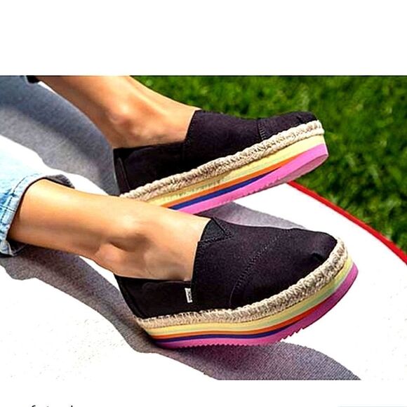 TOMS   - Picture 2 of 9